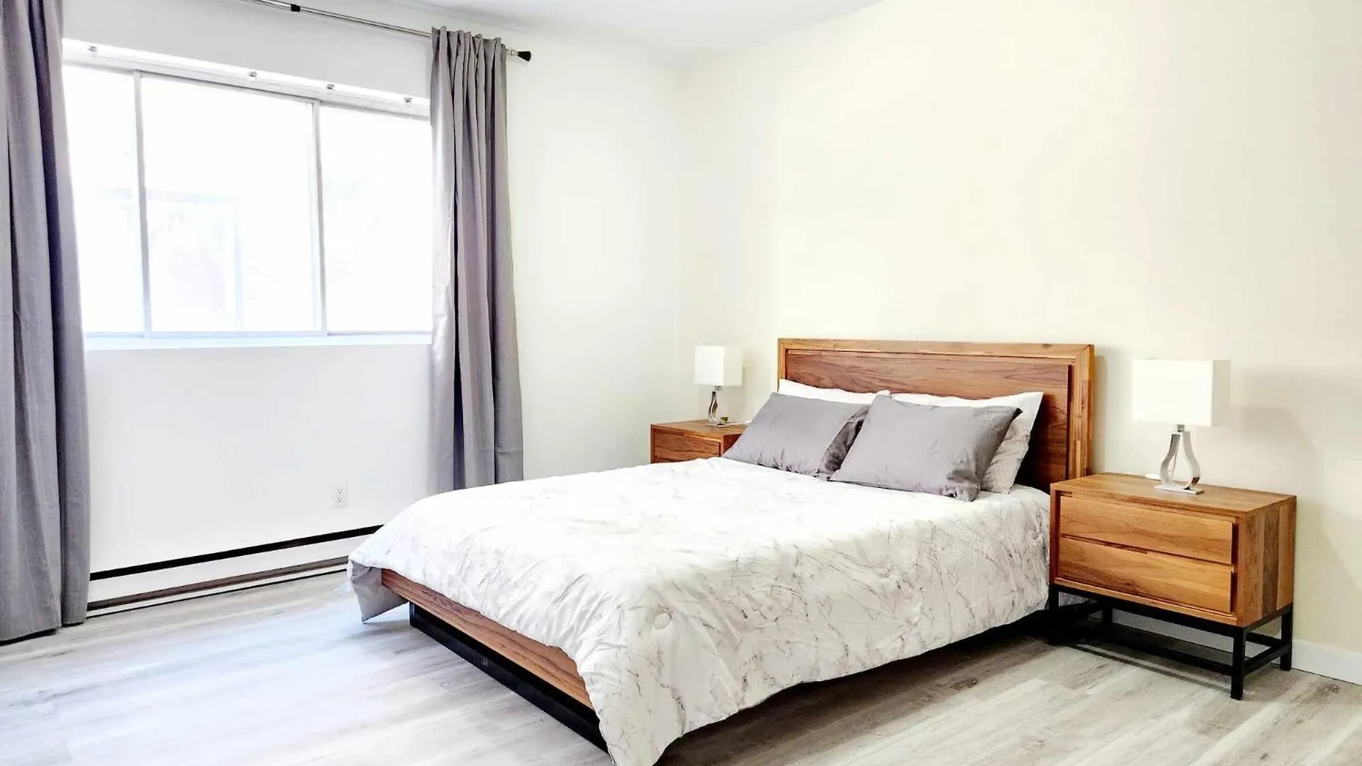 Apartment Hotel St-Denis Монреаль
